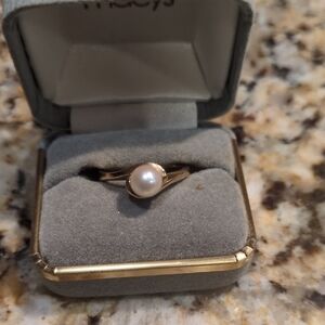 Elegant Gold Pearl Ring